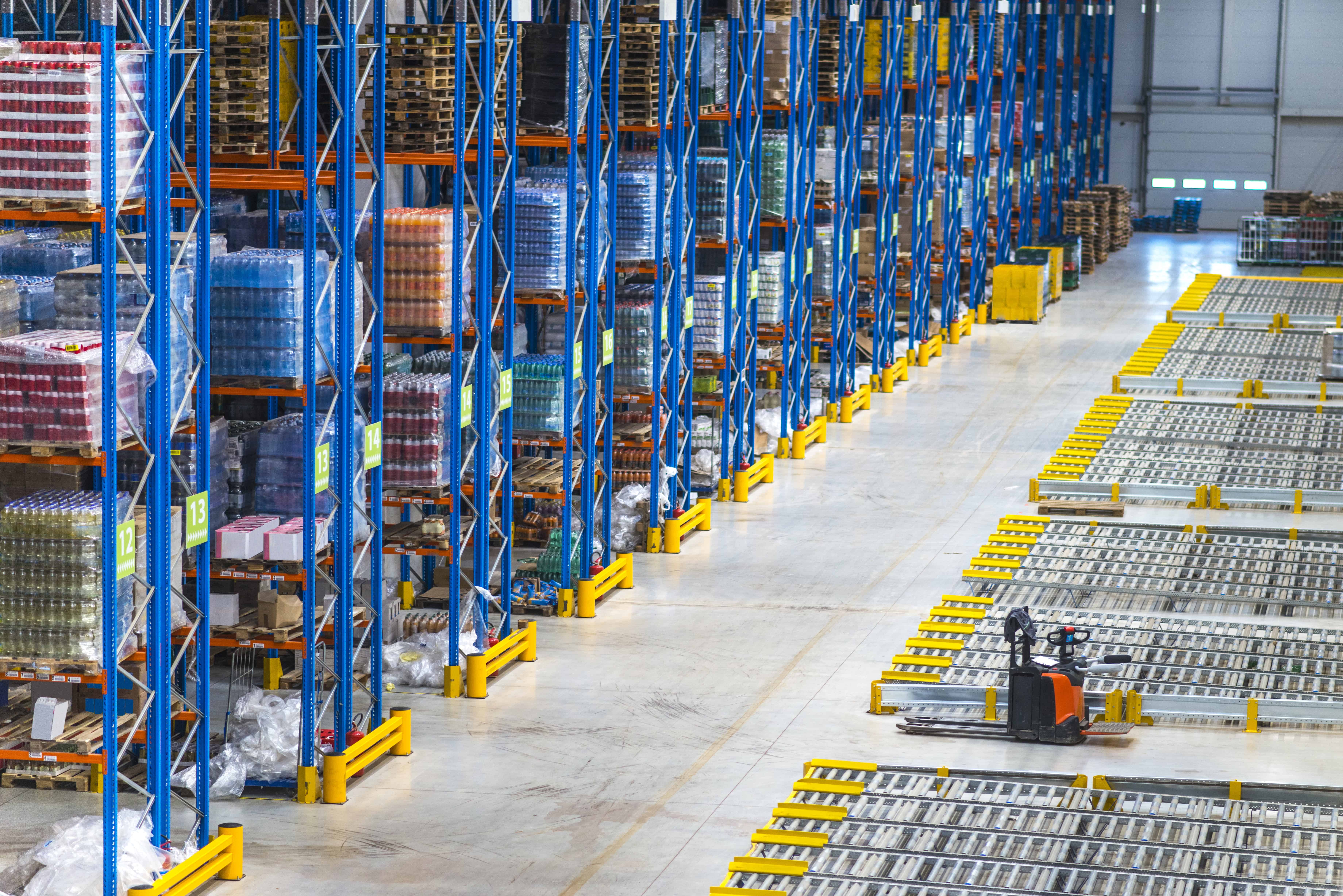 Estantes industriales para almacenamiento en almacenes y centros de distribución.
