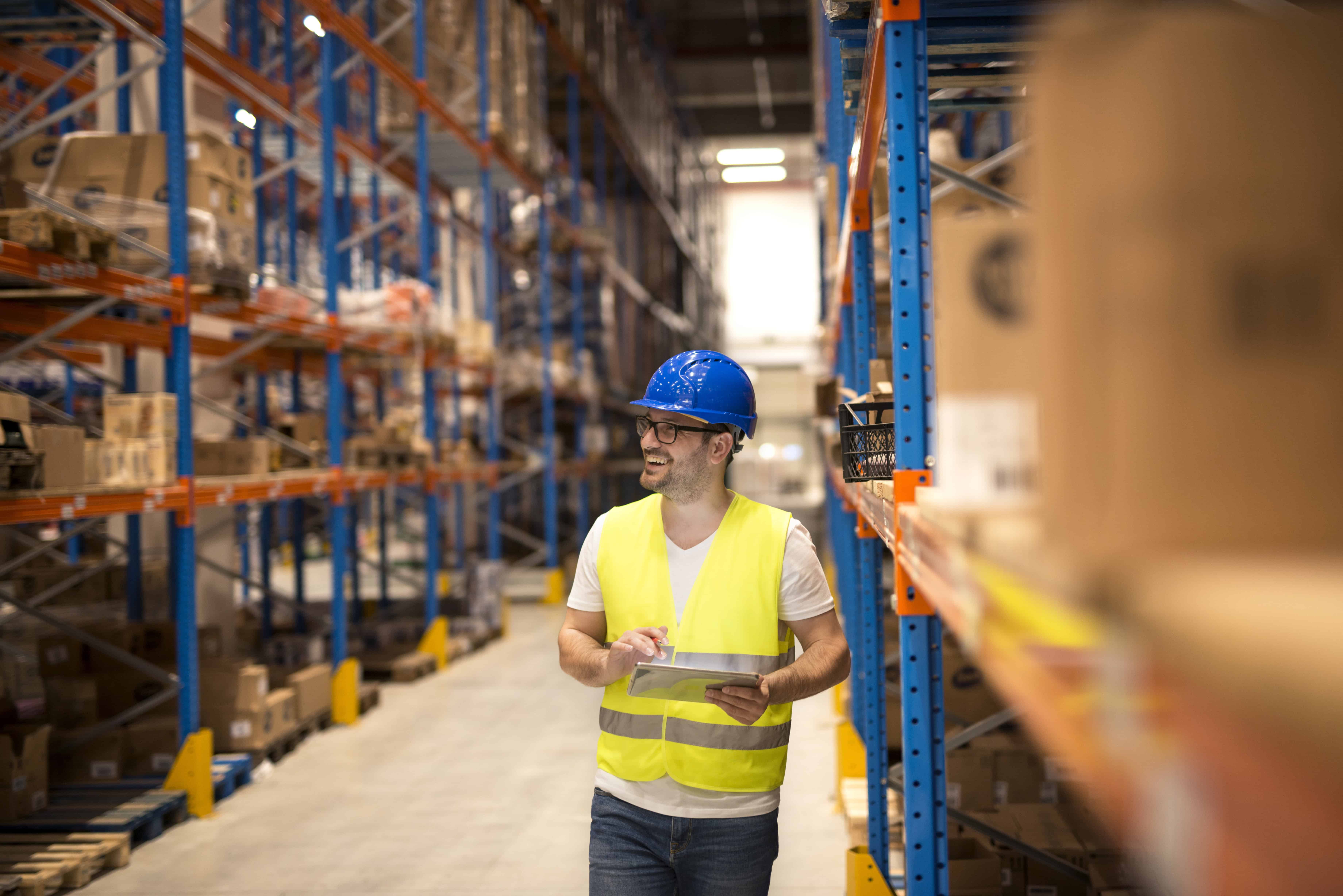 Estantes industriales para almacenamiento en almacenes y bodegas.