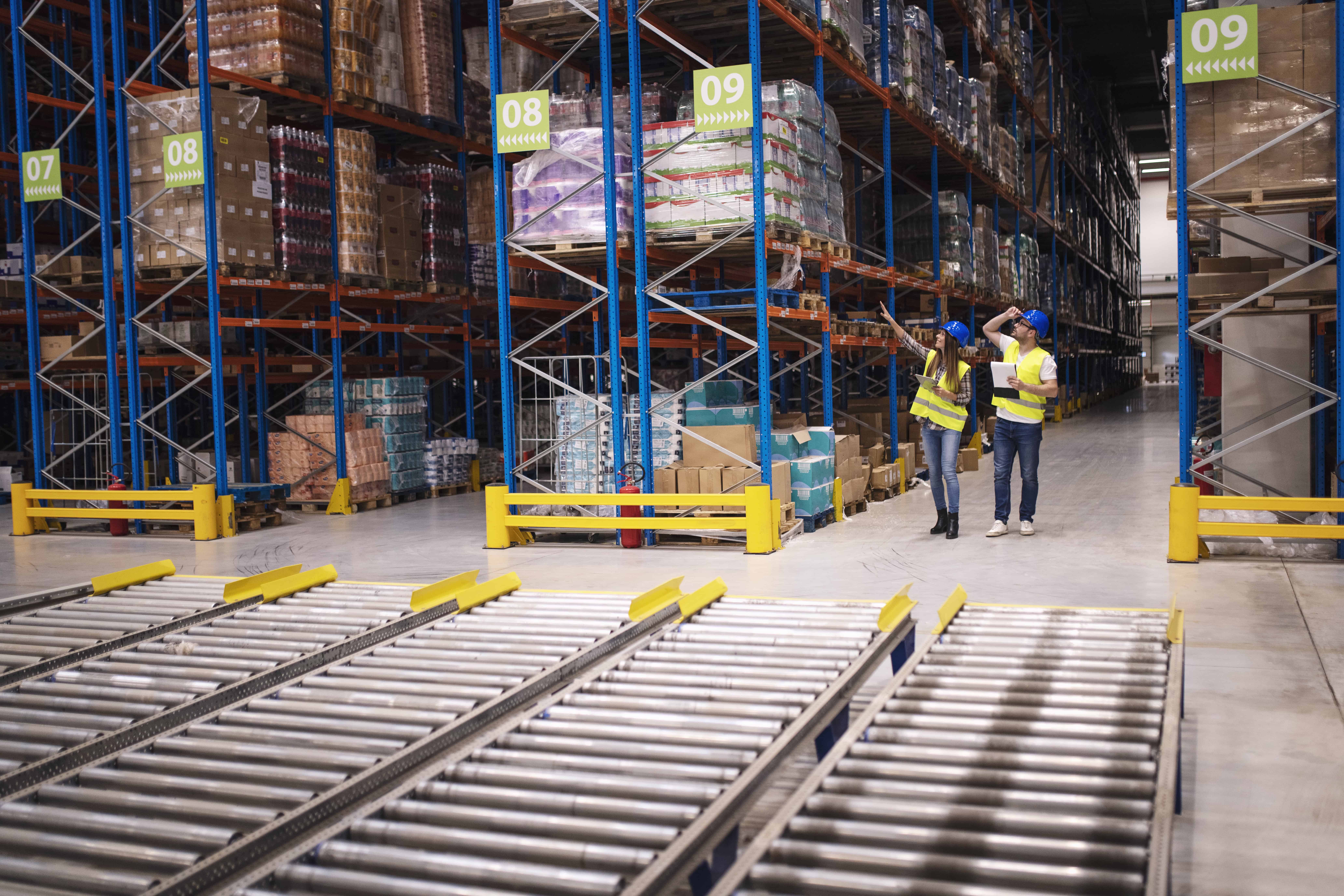 Estanterías metálicas para almacenamiento en almacenes grandes.
